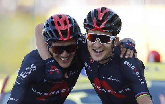 Carapaz y Kwiatkowski fueron las figuras ayer en el Tour. El polaco dijo que espera que su triunfo le ayude a subir el ánimo a Bernal. FOTO AFP