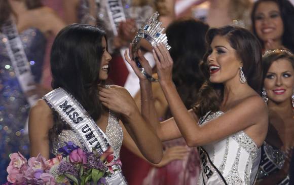 Paulina Vega recibió la corona de la venezolana Gabriela Isler. FOTO AP