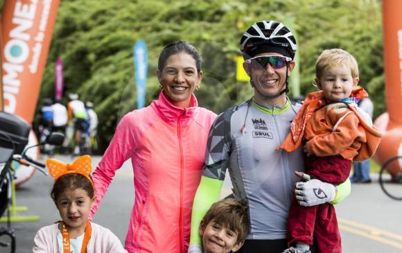 Daniela, Camila, Agustín, Miguel y Daniel, reunidos por la cicla.