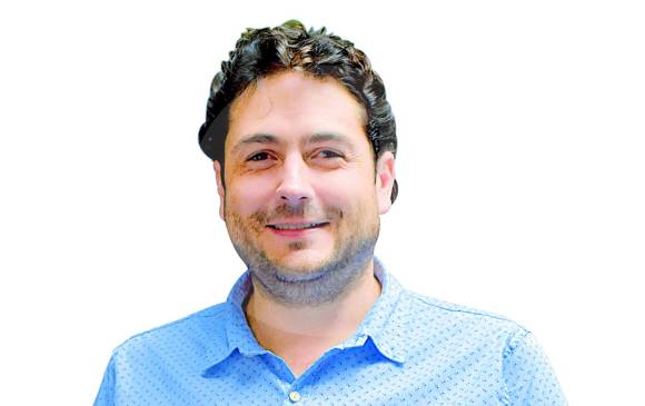 Jaime Andrés Uribe, cofundador de Ron Parce, muestra la robusta apariencia de la botella que exportan. FOTO CORTESÍA RON PARCE