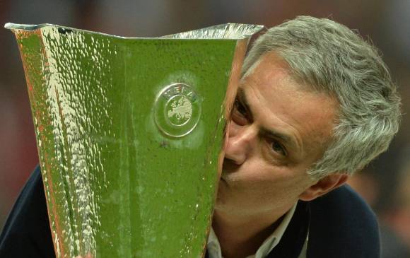 Un trofeo más para el controvertido entrenador portugués José Mourinho. FOTO Efe 