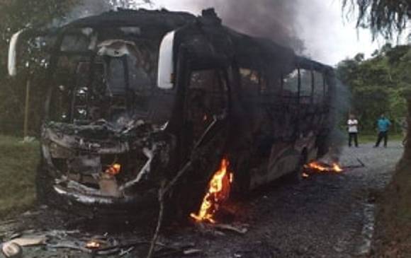 El bus de Rápido Ochoa fue incinerado por desconocidos. FOTO CORTESÍA GUARDIANES DE ANTIOQUIA