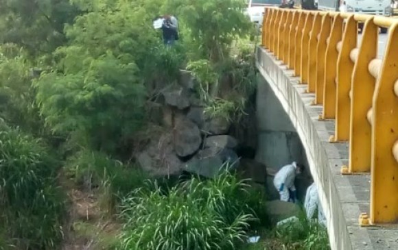 Debajo de un puente en la vía al mar fue hallado el cadáver de un hombre de 35 años. FOTO CORTESÍA GUARDIANES DE ANTIOQUIA