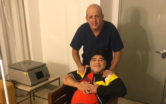 El argentino Diego Armando Maradona aparece con el médico especialista Germán Ochoa, luego de uno de los procedimientos que le realizó en la ciudad de Cali. FOTO cortesía doctor ochoa