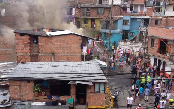 Un incendio que se registró en la carrera 47 con calle 123, del barrio Popular Dos, comuna 1 de Medellín, dejó dos viviendas afectadas. CORTESÍA Yefferson Miranda @YeffMiranda