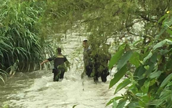 Bernerd Guevara Rodríguez, acusado de asesinar a Lucero del Socorro Beltrán Narváez en Caldas, Antioquia, fue capturado mientras intentaba huir por una de las orillas del río Medellín. Foto: Guardianes Antioquia