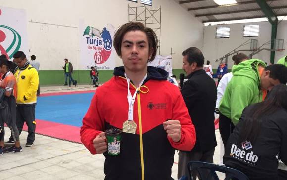 Isaac Vélez, de la UPB, y Yerlin Palacios, de la Remington, medallistas dorados de Antioquia. FOTOs tomadas de twitter 