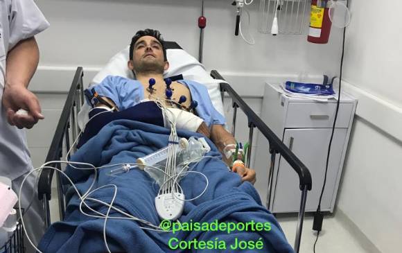 En la Clínica Santa Fe de Bogotá fue intervenido ayer de su muñeca derecha Óscar Sevilla. FOTO cortesía José JUlián Velásquez.