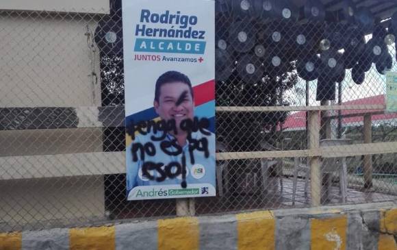 Rodrigo Hernández Alzate denuncia vandalismo en sus vallas dispuestas en el norte de Rionegro. FOTO: Cortesía.