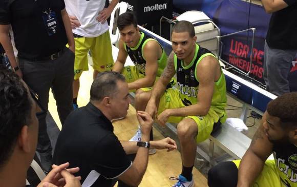 El técnico Hernán Darío Giraldo dándole instrucciones a sus jugadores. Atento Jonathan Restrepo. FOTO cortesía Liga de las américas