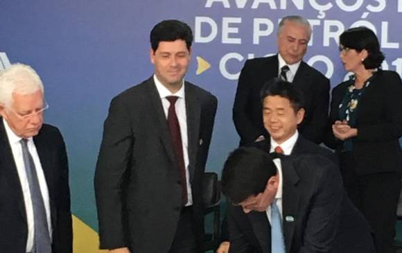 El lunes, el presidente de Ecopetrol, Felipe Bayón, firmó el contrato de producción compartida Pau-Brasil con sus socios BP y CNOOC. Foto: Cortesía de Ecopetrol.