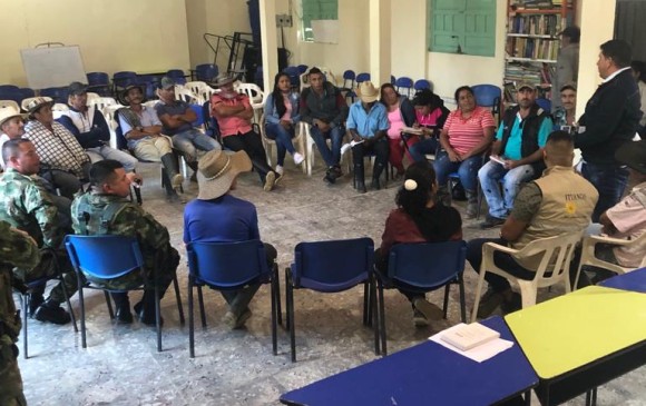Los campesinos se reunieron con las autoridades en Santa Rita. FOTO: CORTESÍA