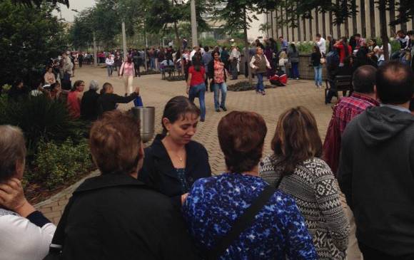 Ya se comienzan a ver las largas filas en la mañana de este domingo de las personas que asisten a la jornada especial de la Oficina de Pasaportes. FOTO Guillermo Martínez @arnaogjmc