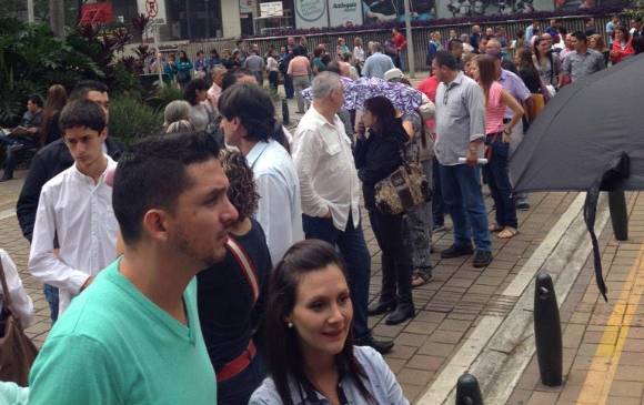 Ya se comienzan a ver las largas filas en la mañana de este domingo de las personas que asisten a la jornada especial de la Oficina de Pasaportes. FOTO Guillermo Martínez @arnaogjmc