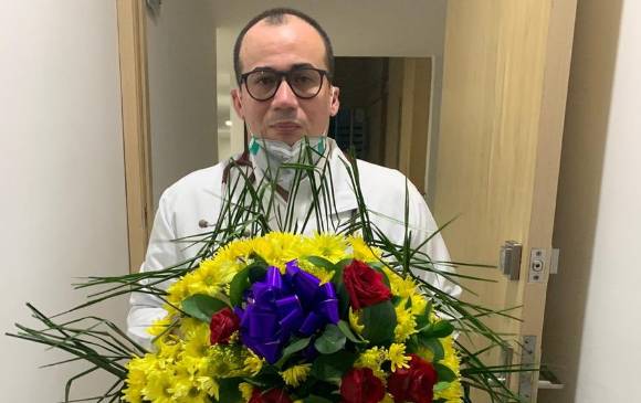 Al médico Buelvas le enviaron dos coronas fúnebres y un panfleto en el que lo amenazan por su labor en el sector salud en el Atlántico. FOTO Cortesía