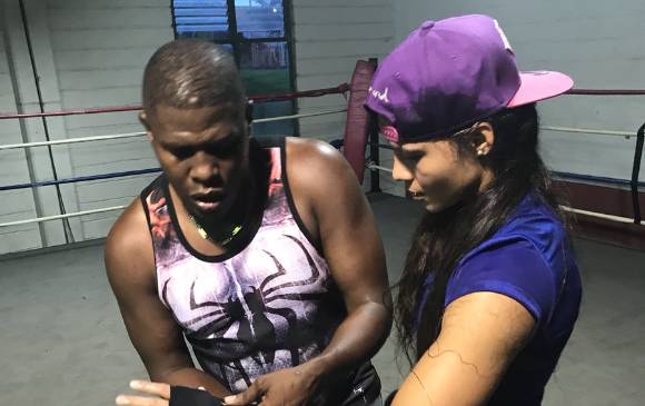 Entre paisas se entienden: Mambaco entrenador y Dayana peleadora. Ya trabajan en el Carlos M. Hoyos. FOTO cortesía A. Rambal