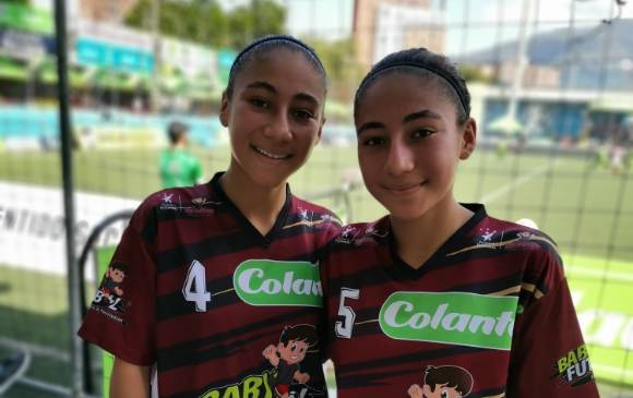 Eimy y Emily, las jóvenes jugadoras del combinado de Chía protagonizan el babyfútbol.