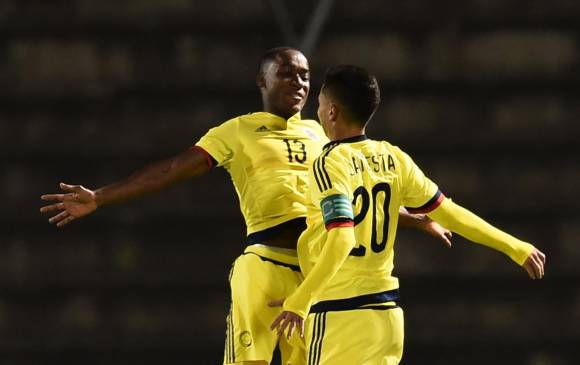 Ever Valencia y Eduard Atuesta, celebran el gol que les puede valer la clasifcación. FOTO afp 