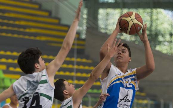 Andrés David Jaimes por lo general es sometido a una estricta marcación. Su altura lo hace sobresalir. FOTO manuel Saldarriaga 