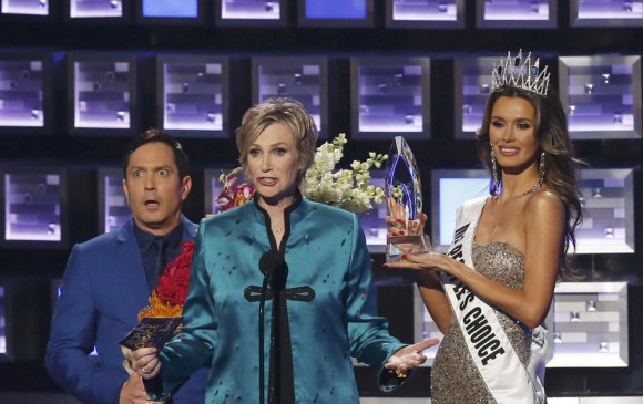 Este fue el momento en el que el Lynch explica su error y quien actuó como “Miss Colombia” recibe su premio como la ganadora. FOTO Reuters