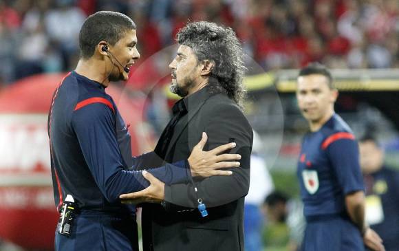 El árbitro central Juan Pontón, de Magdalena, quien aparece con el técnico Leonel Álvarez (DIM), ha tenido bastantes oportunidades de dirigir este año (12 en Liga). FOTO Manuel Saldarriaga