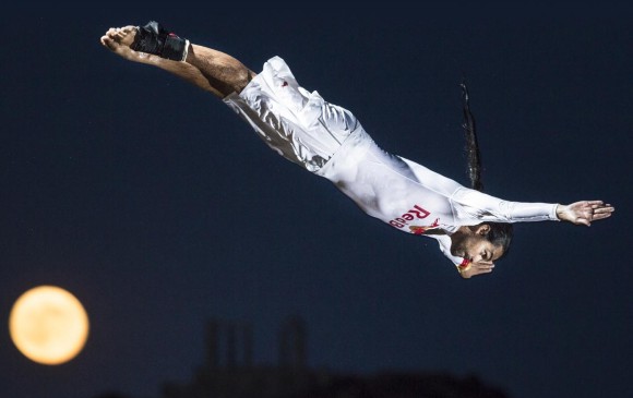 El primer salto de Orlando Duque en 2015 será en Cartagena, primero de la Serie Mundial. FOTO Cortesía Red Bull 
