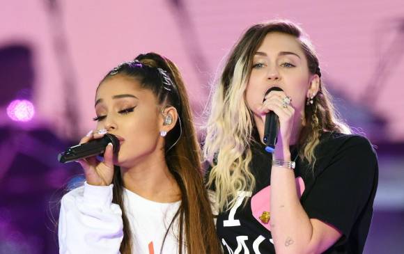 Ariana Grande y Miley Cirus cantaron juntas el clásico de Crowded House, Don’t dream it’s over. FOTO AFP