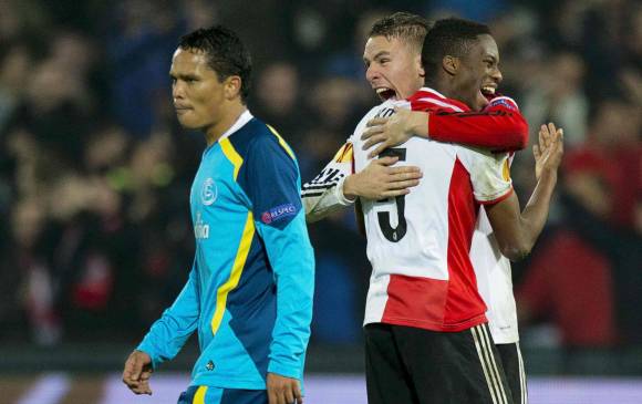 Carlos Bacca, triste tras la derrota del Sevilla. FOTO reuters