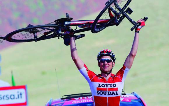 Tim Wellems ganó su primera etapa en el Giro de Italia. Al final tuvo una novedosa celebración. FOTO afp