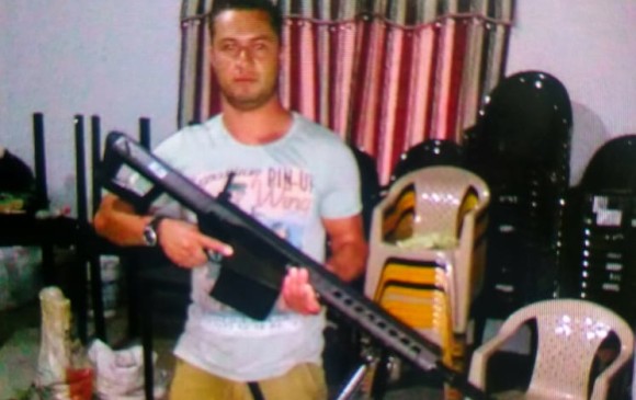 Ricardo Abel Ayala, alias Cabuyo, jefe de las disidencias del frente 36 de las Farc con un fusil Barret. FOTO CORTESÍA 
