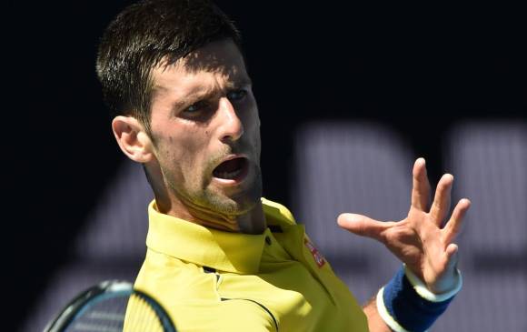 Cuatro horas y media tardó el serbio Novak Djokovic para vencer al francés Gilles Simon. Pocas veces ha tenido actuaciones tan discretas. En 17 veces consecutivas avanza a cuartos de un grande. foTO AfP