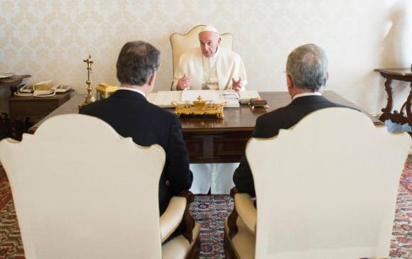 Juan Manuel Santos y Álvaro Uribe en reunión con el Papa Francisco. FOTO AP