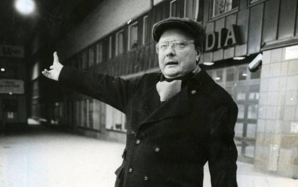 Esta imagen de archivo del 7 de abril de 1986 muestra a Stig Engstrom, también conocido como “Skandia-man”, fotografiado frente a las oficinas de Skandias en Sveavägen en Estocolmo. FOTO AFP