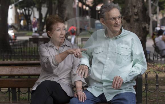 Si bien no son de quedarse horas en un parque, Gloria y Gilberto no se imaginan viviendo fuera del Centro. FOTO Donaldo Zuluaga