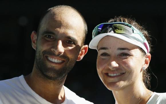 La histórica foto de Juan Cabal y Abigail Spears, campeones en Australia. FOTO Reuters