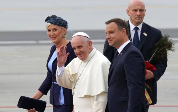 El Papa Francisco; el presidente de Polonia, Andrzej Duda; y su esposa, Agata Kornhauser-Duda. FOTO AFP