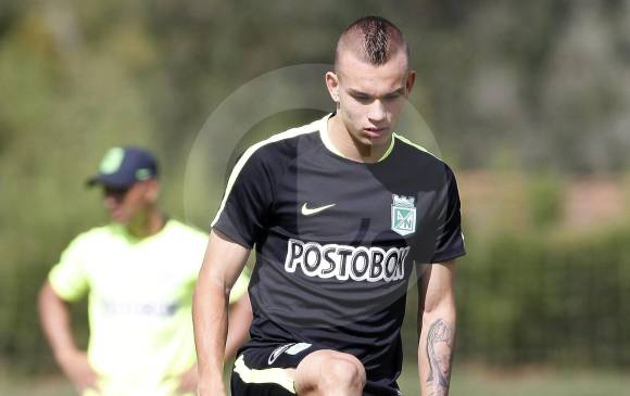 El joven futbolista durante una de las prácticas verdes. FOTO Manuel Saldarriaga
