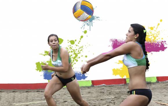 Ximena Paniagua, ahora con Carolina Escobar, busca retener el título del voleiplaya para Medellín. 