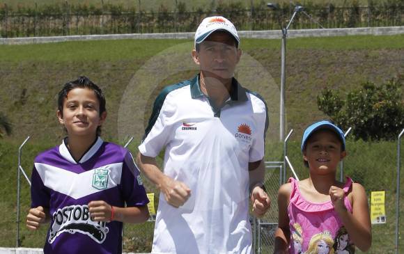 En compañía de sus hijos Emanuel y María Paulina, Colorado disfruta de su gran momento. FOTO JAIME PÉREZ