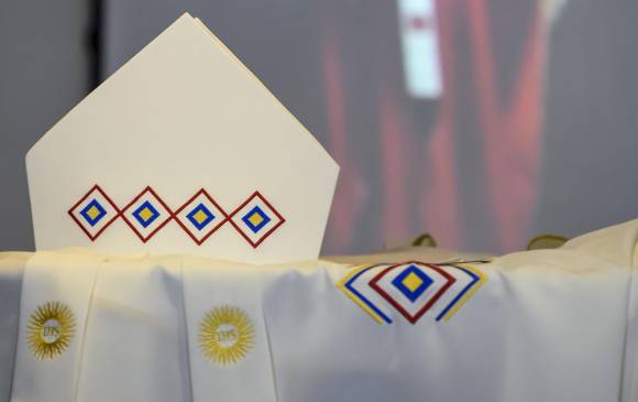 Detalles artesanales en las prendas que usará el papa Francisco. FOTO afp
