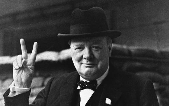 Churchill con el famoso saludo de la victoria. Foto AP