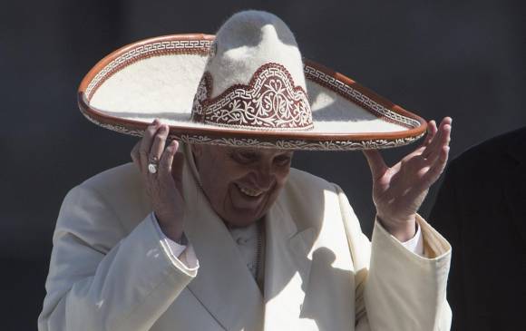 Durante el encuentro con los mexicanos, el Papa se puso el tradicional sombrero de mariachi. Foto ap