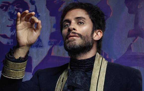 Gael García representando a Rodrigo de Souza en la serie Mozart in the Jungle, nominado a Mejor actor. FOTO cortesía