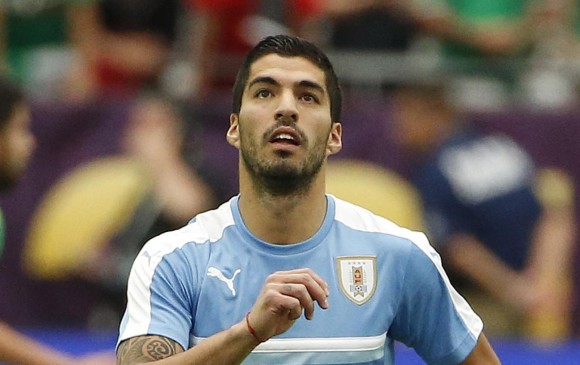 Luis Suárez hizo parte del calentamiento de su equipo en el partido que Uruguay perdió 3-1 con México. FOTO ap