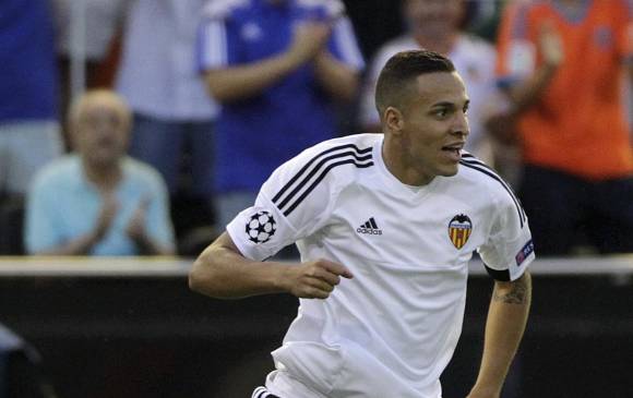 Rodrigo abrió el marcador ayer para el Valencia. FOTO Reuters