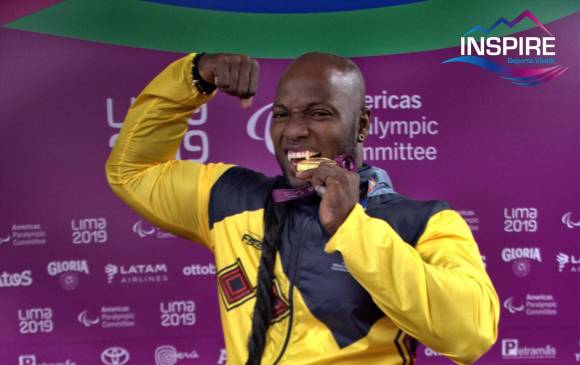 El caleño Mauricio Valencia posa con su medalla de oro, tras ganar el lanzamiento de jabalina en los Juegos Parapanamericanos de Lima. FOTO: cortesía Inspire Latinoamérica