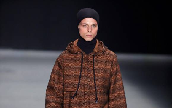 El modelo Tales Cotta murió cuando desfilaba en la Feria de Brasil. Foto: Efe