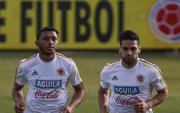 Carlos Valdés y Radamel Falcao García durante una de las prácticas de la Selección previo al encuentro de hoy. FOTO Colprensa
