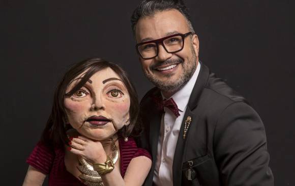 Héctor Garcés, ahora en Televid, prepara una obra teatral, junto a la figura de Orfa Doris, muñeco ventrílocuo. FOTO SANTIAGO MESA
