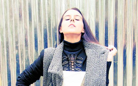 “Como me sienta, me visto. Hoy tengo una camisa de hombre y mañana un vestido y tacones altísimos. Cuando me pongo vestido es porque sé que va a ser un buen día”. www.thepostergirl.co 